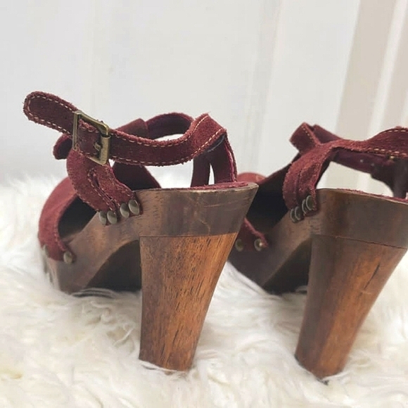 Micheal Kors Burgundy Wooden Block Heels Strappy Velvety Sandals. Size 7M🌴 - Picture 4 of 9